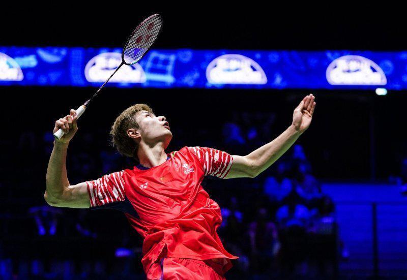 2-1！石宇奇连救2赛点逆转20岁华裔黑马，时隔7年再进世锦赛决赛